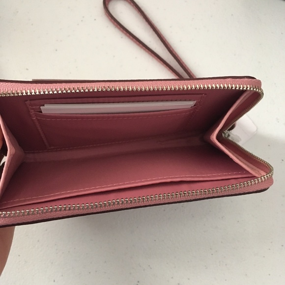 ENDS APR16! hearts print pink leather zip wristlet - Picture 3 of 3